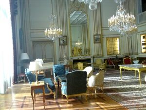 اجاره ماشین به دیدن عمارت کاخ موزه نیاوران -اجاره خودرو - اجاره ماشین