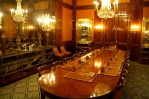 اجاره ماشین به دیدن عمارت کاخ موزه نیاوران -اجاره خودرو - اجاره ماشین
